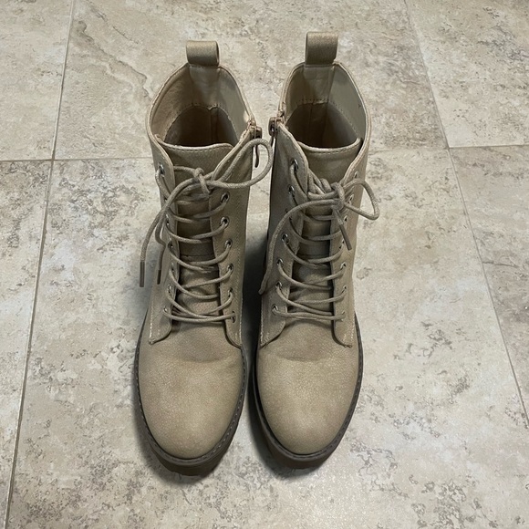 Dirty Laundry Mazzy Lace-Up Boot in Beige Color. Size 8 - Picture 4 of 11